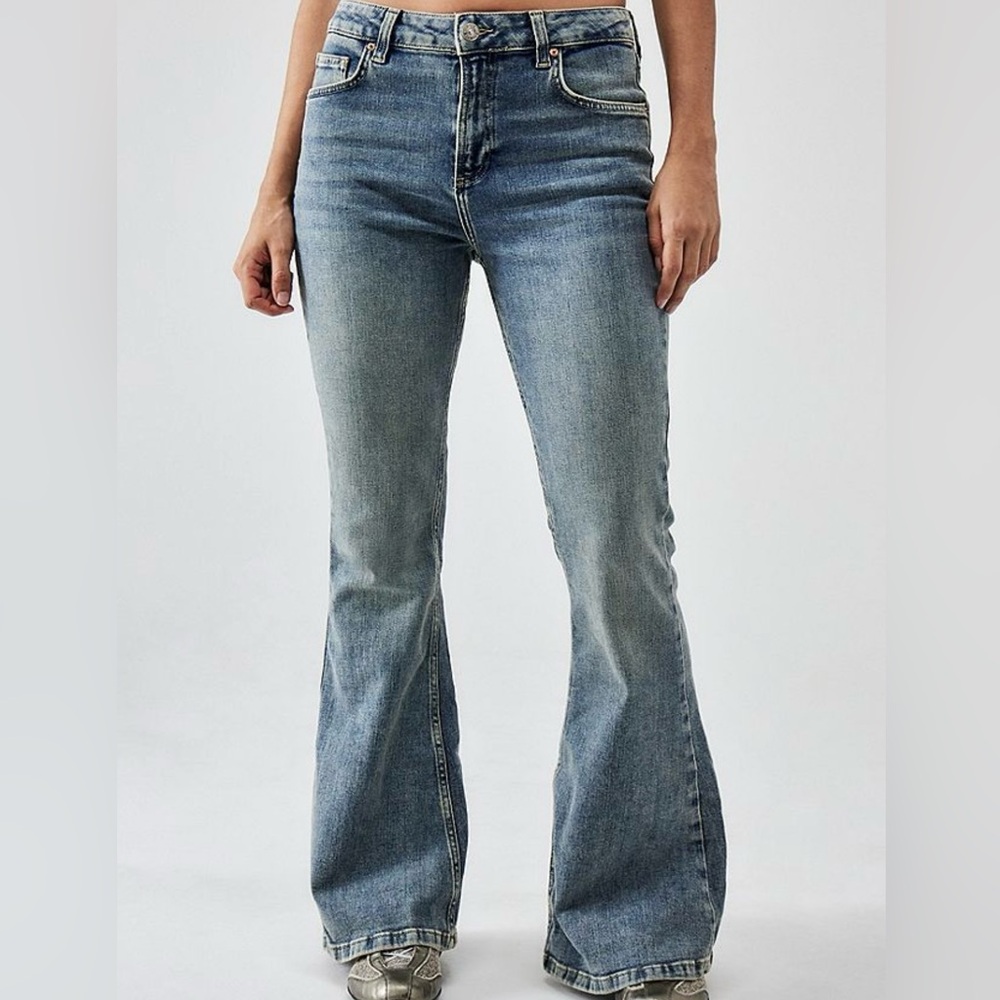 UO BDG Atlas Mid-Rise Flare Jeans Light Medium Cowboy Wash Denim 10 30